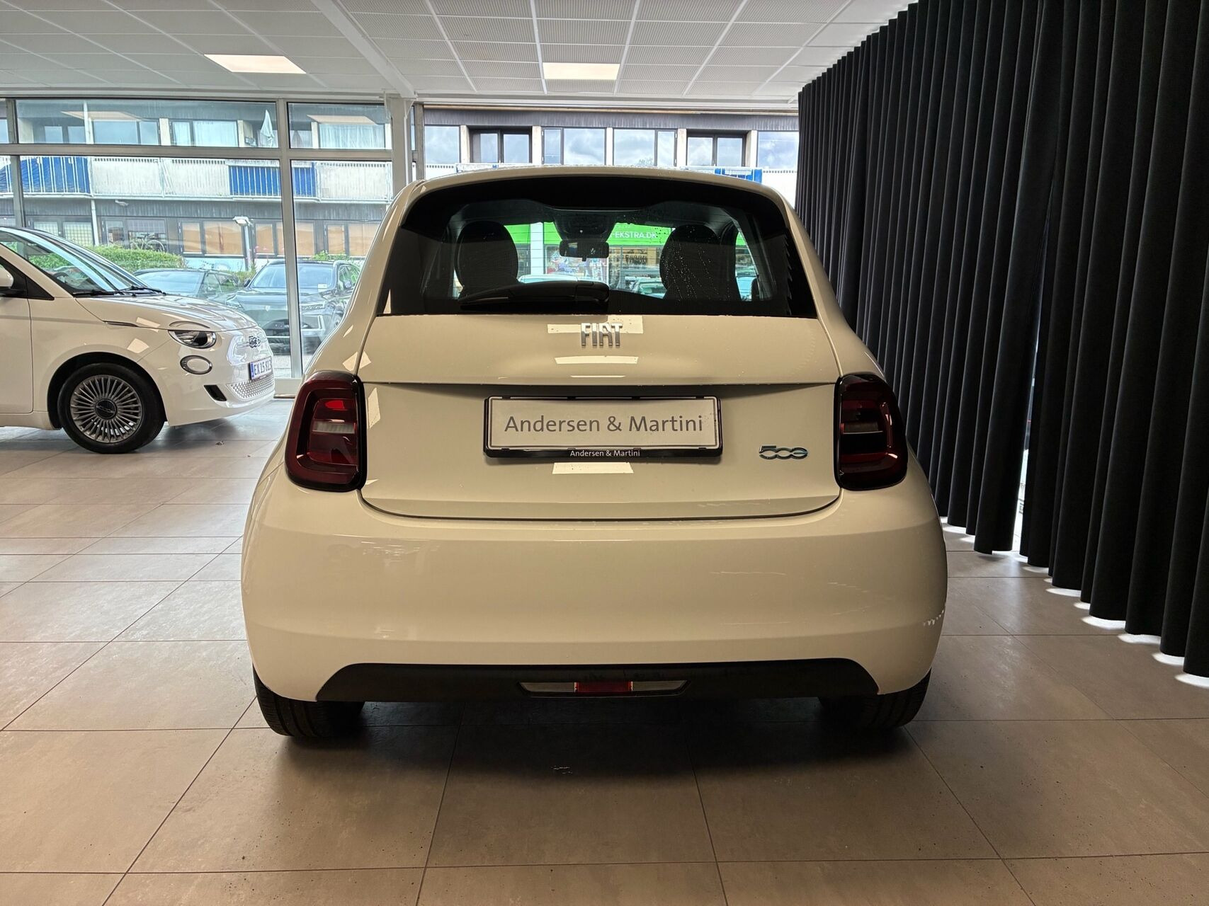 Hvid Fiat 500e fra 2023