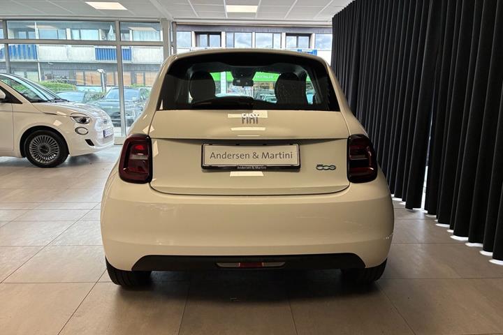 Hvid Fiat 500e fra 2023
