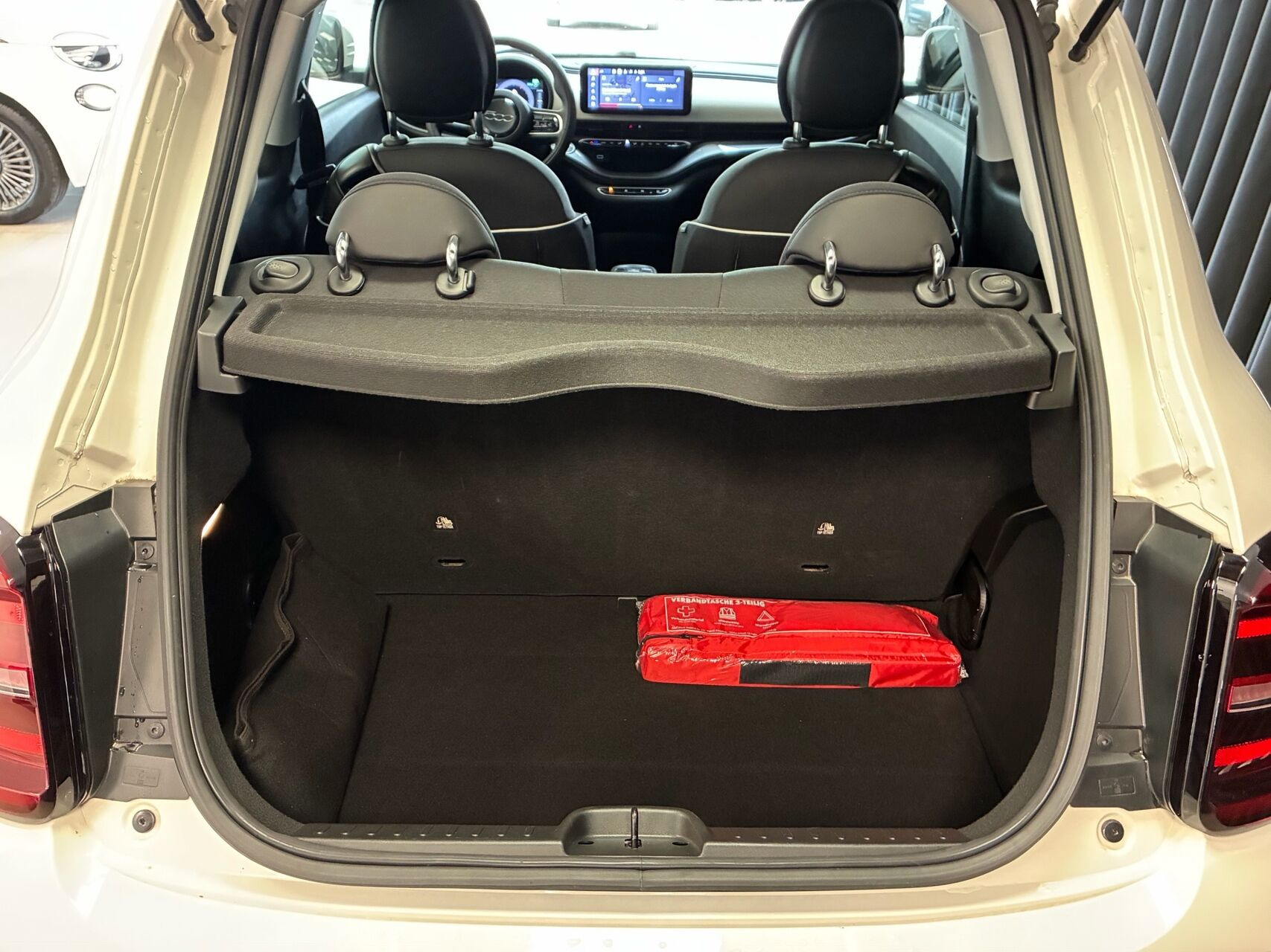 Hvid Fiat 500e fra 2023