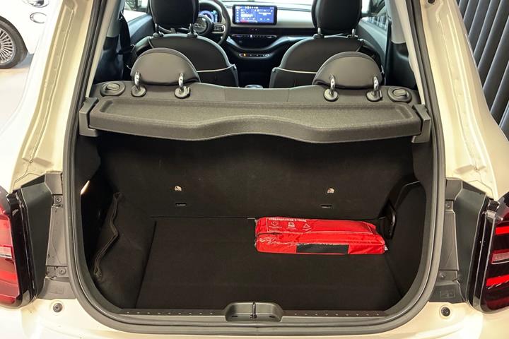 Hvid Fiat 500e fra 2023