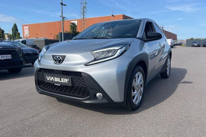 Sølv Toyota Aygo X fra 2023 set udefra