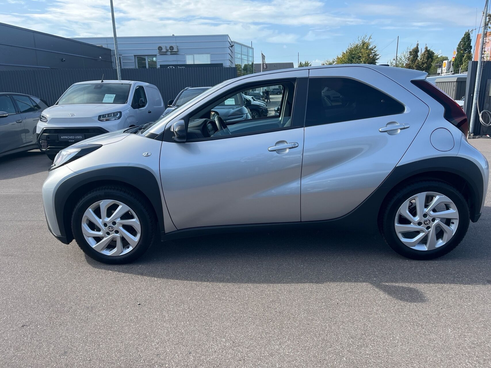 Sølv Toyota Aygo X fra 2023