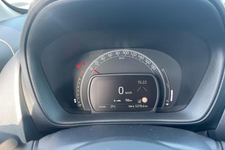 Sølv Toyota Aygo X fra 2023