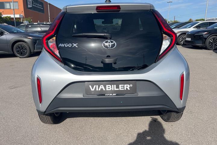 Sølv Toyota Aygo X fra 2023