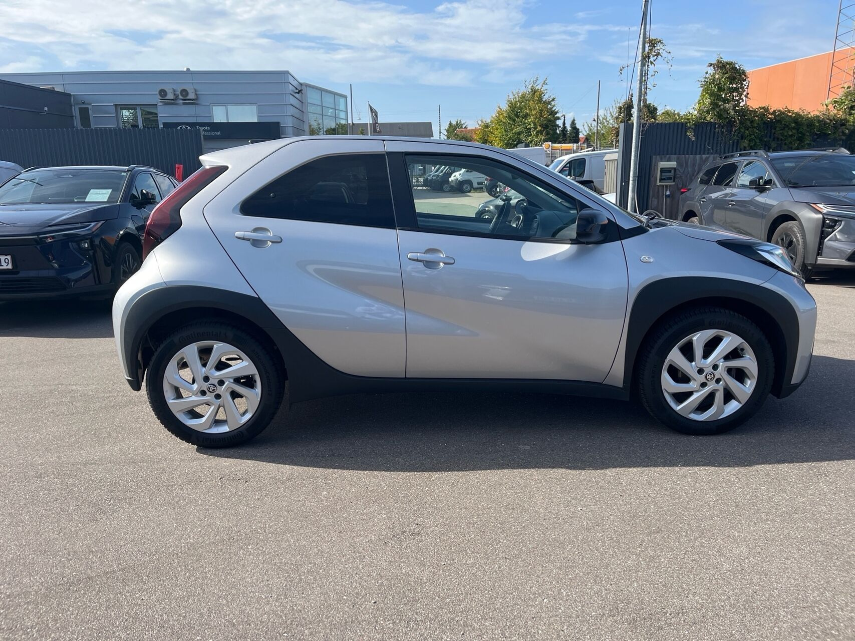 Sølv Toyota Aygo X fra 2023