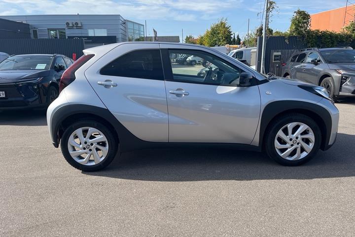 Sølv Toyota Aygo X fra 2023