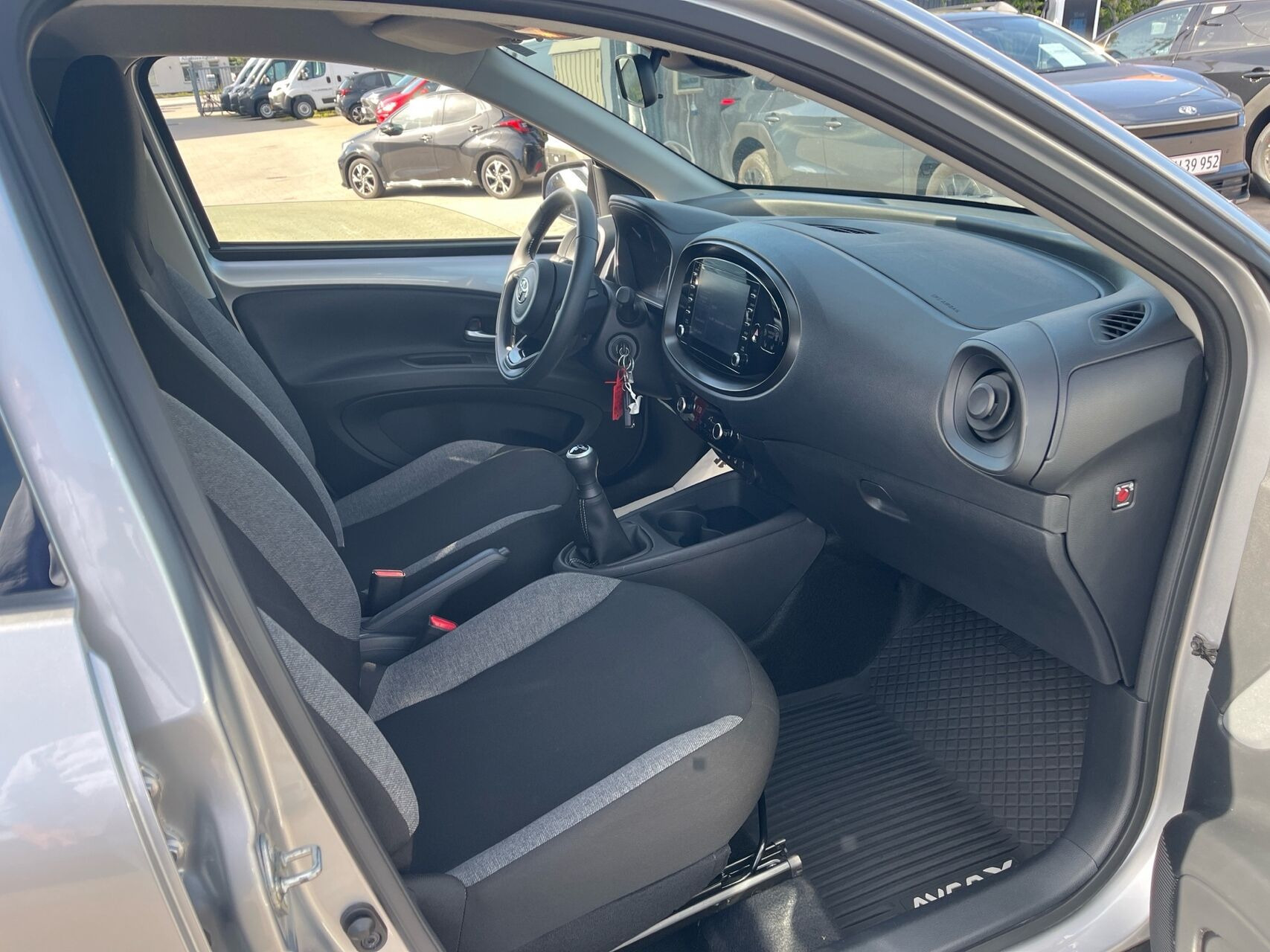 Sølv Toyota Aygo X fra 2023