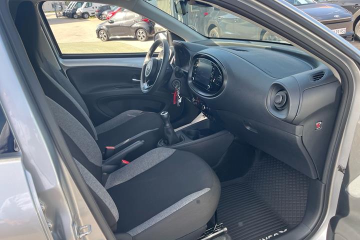Sølv Toyota Aygo X fra 2023