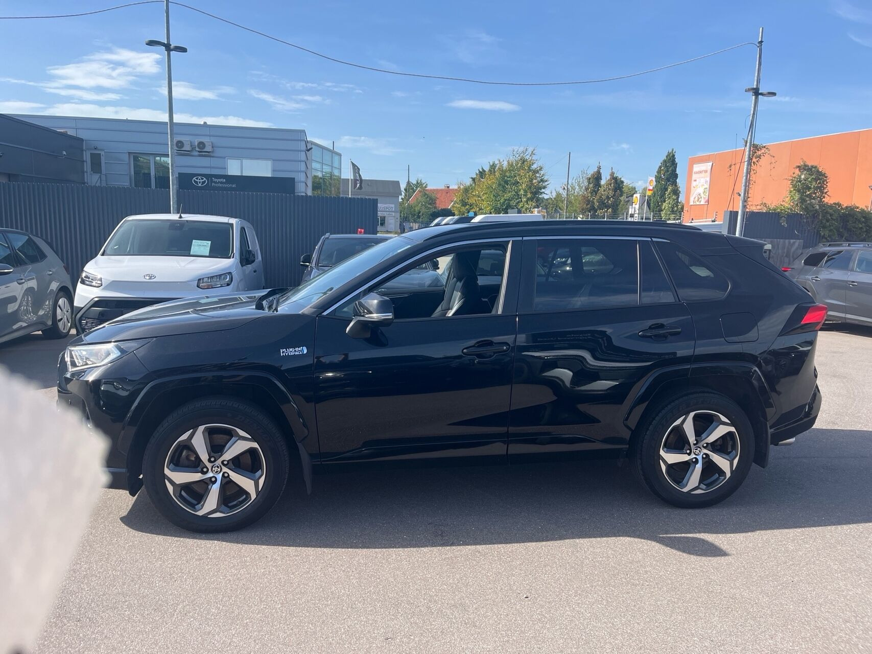 Sort Toyota RAV4 Plug-in fra 2020