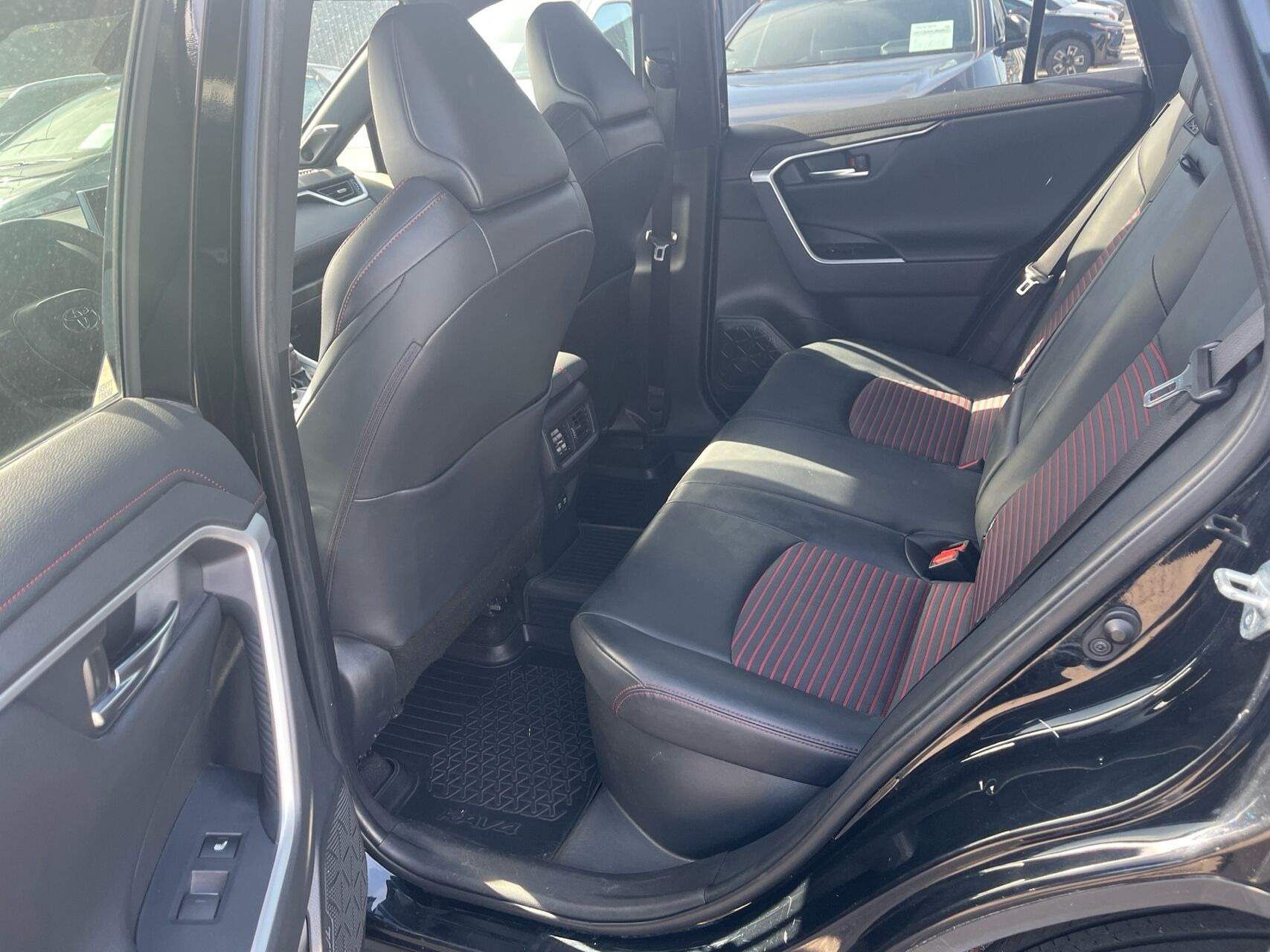 Sort Toyota RAV4 Plug-in fra 2020