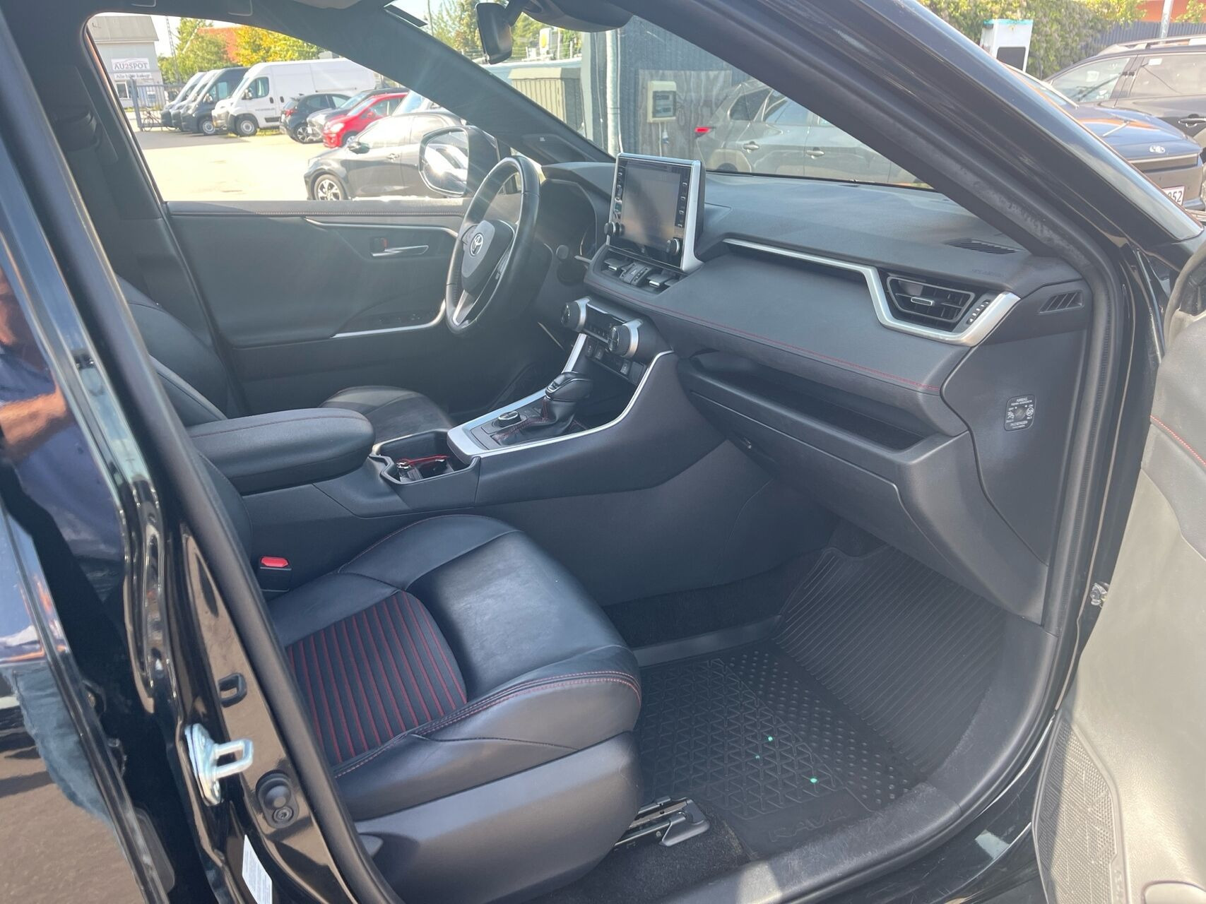 Sort Toyota RAV4 Plug-in fra 2020