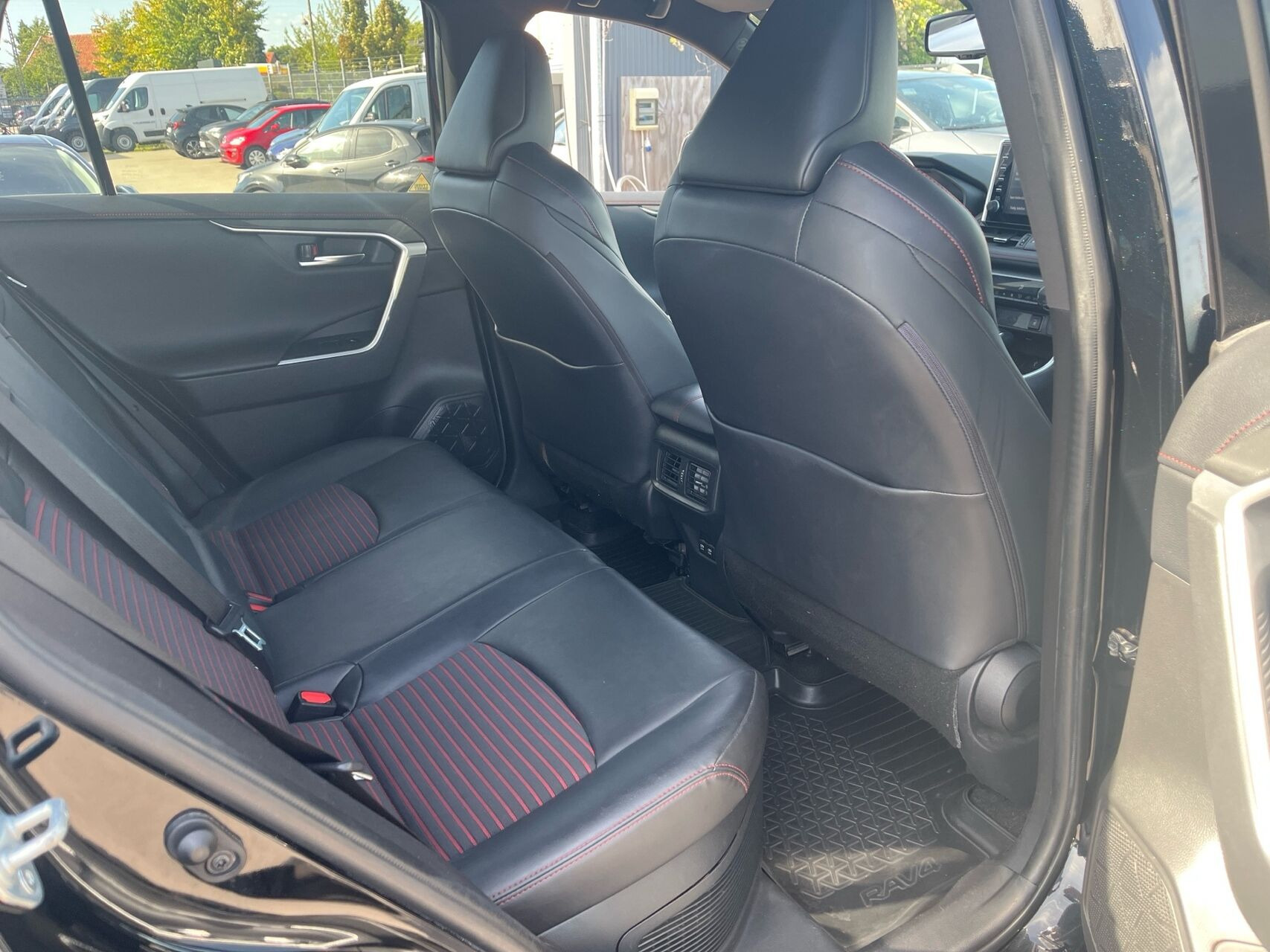 Sort Toyota RAV4 Plug-in fra 2020