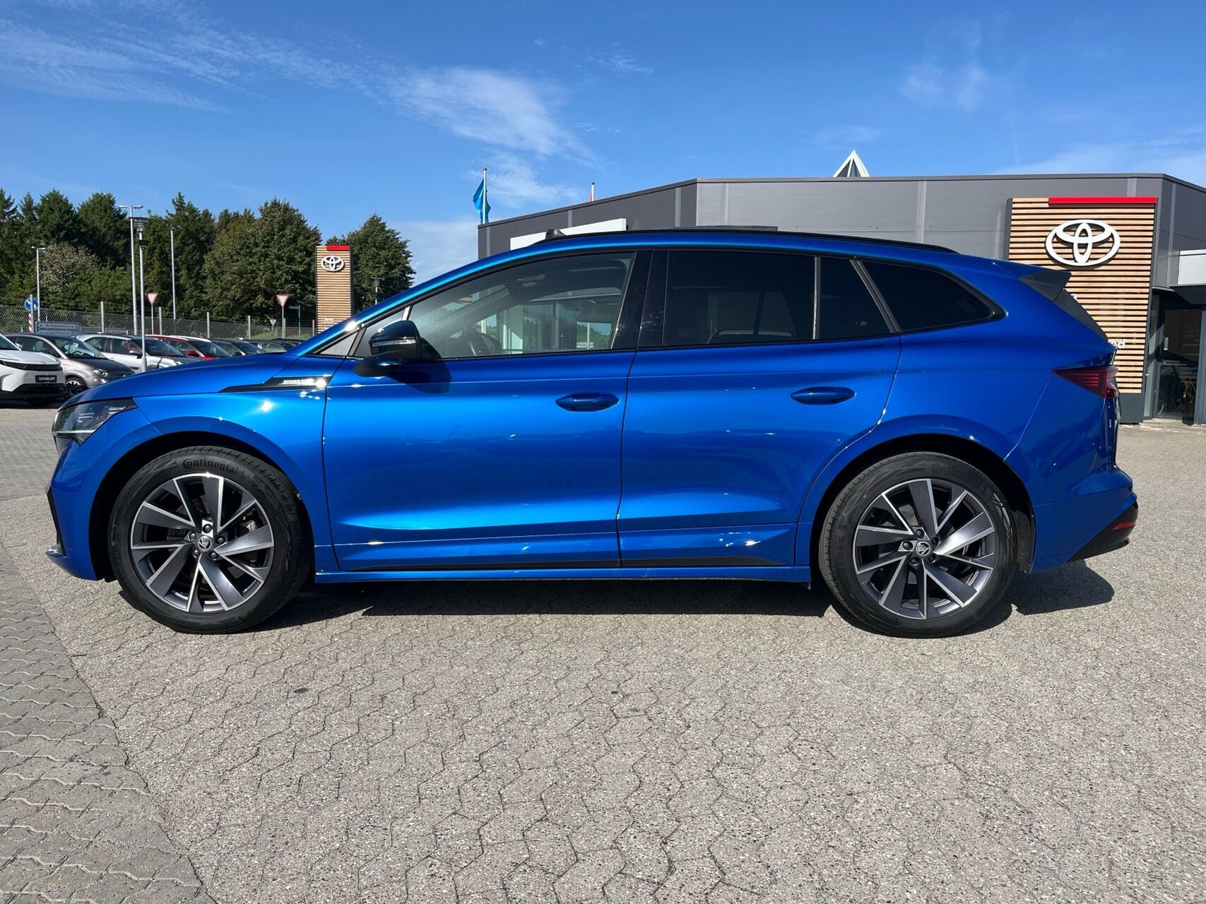 Blå Skoda Enyaq fra 2023