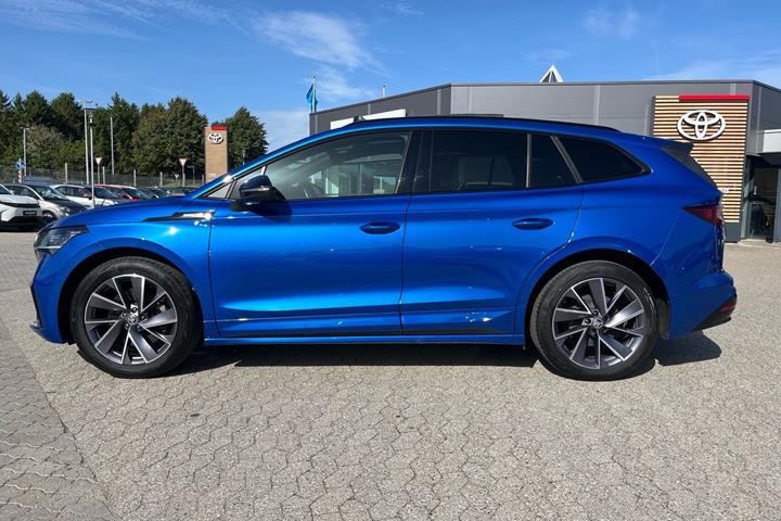 Blå Skoda Enyaq fra 2023
