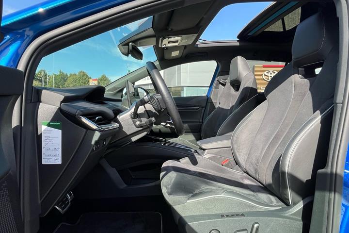 Blå Skoda Enyaq fra 2023