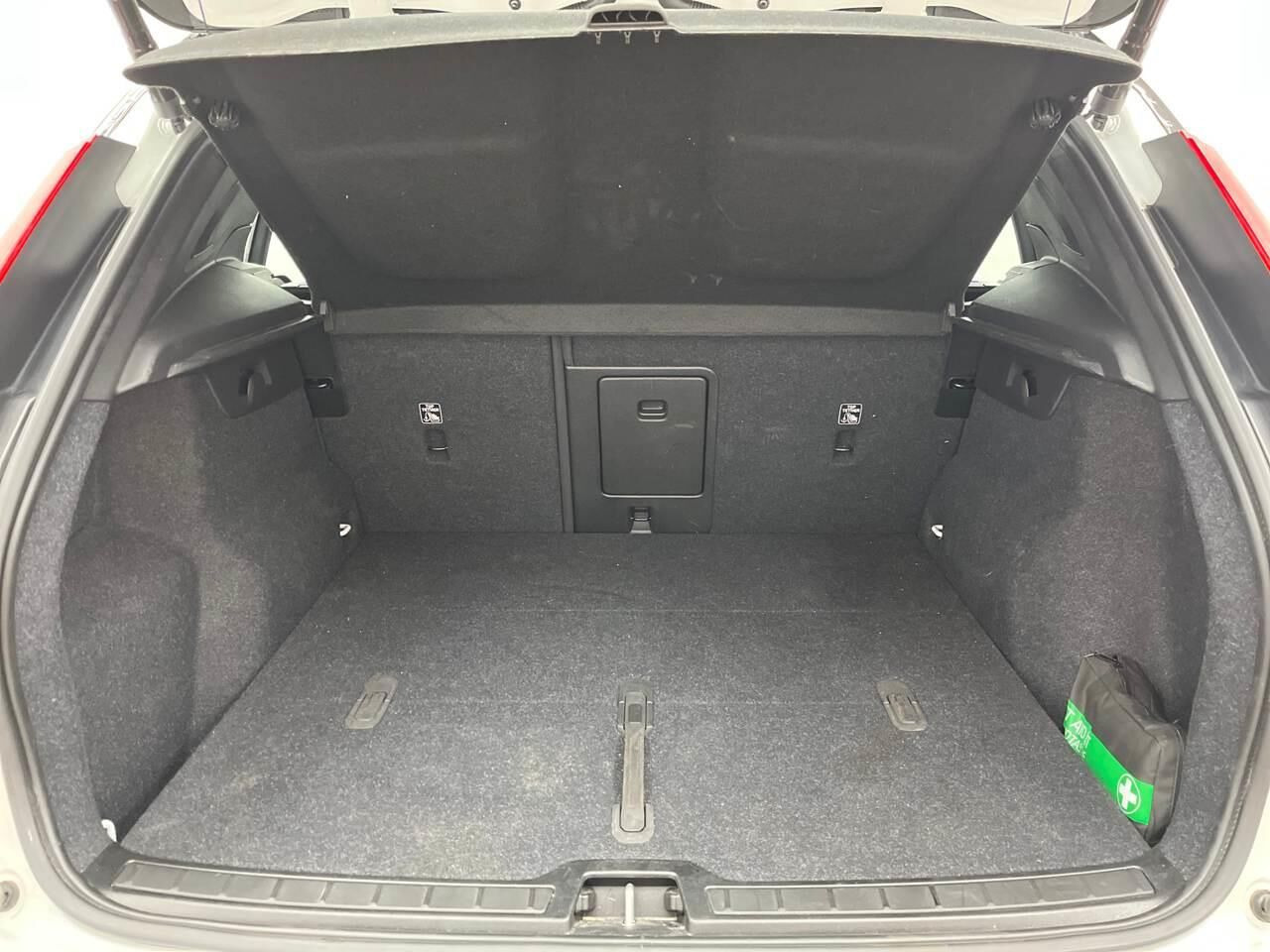 Hvid Volvo XC40 fra 2023