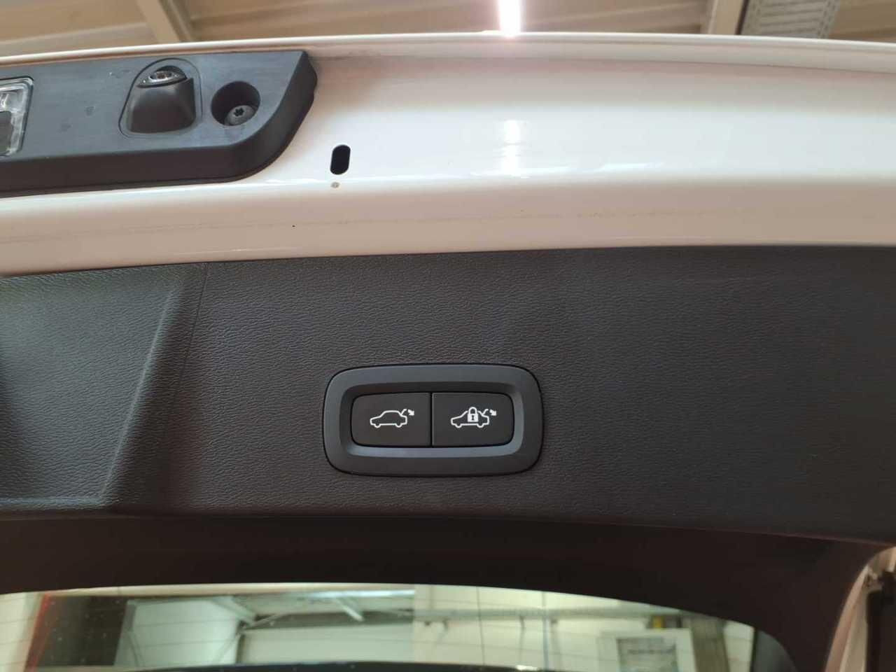 Hvid Volvo XC40 fra 2023