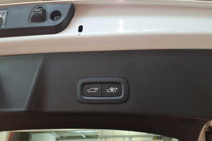Hvid Volvo XC40 fra 2023