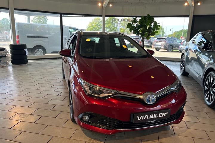 Rød Toyota Auris fra 2017