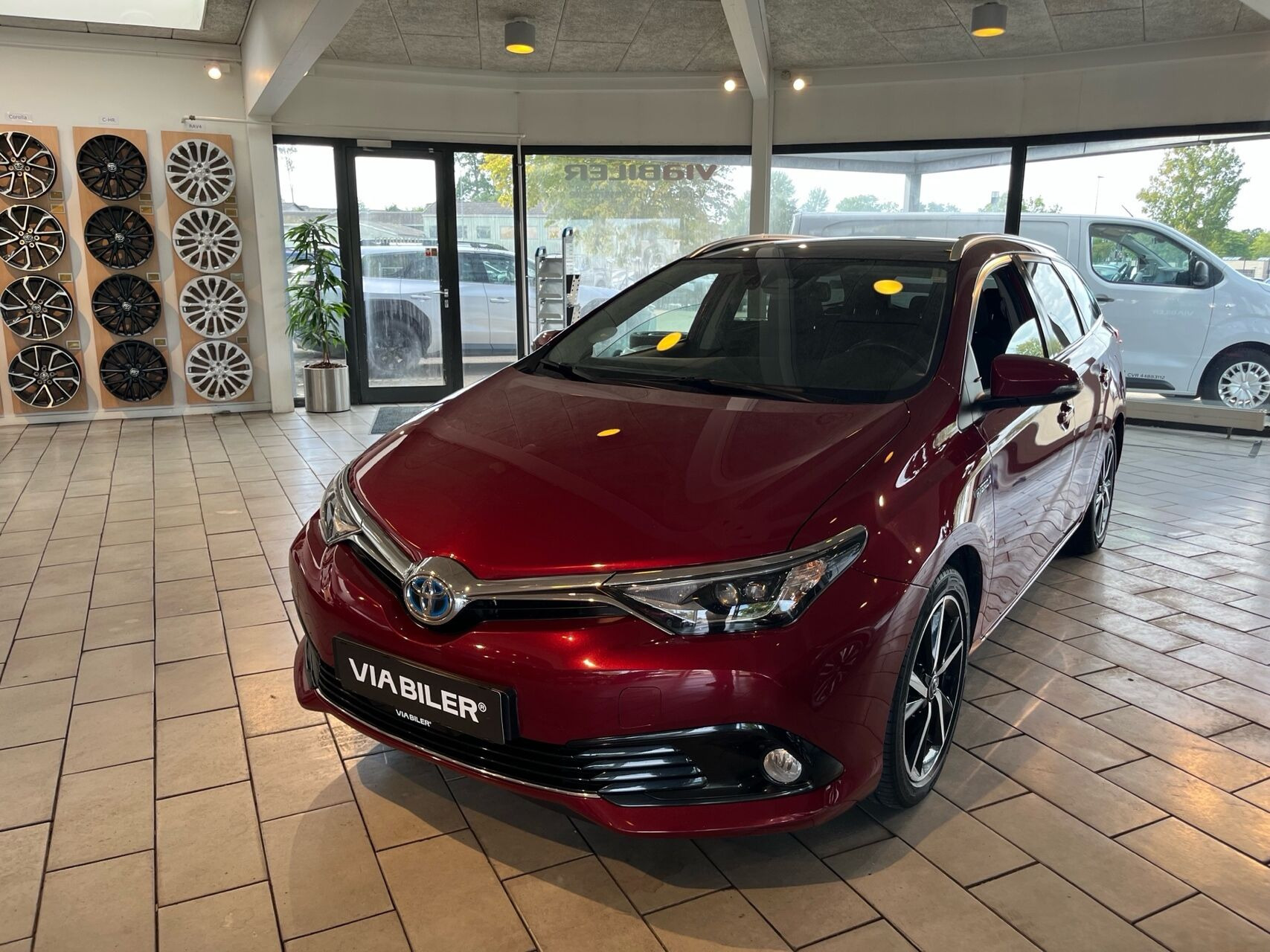 Rød Toyota Auris fra 2017