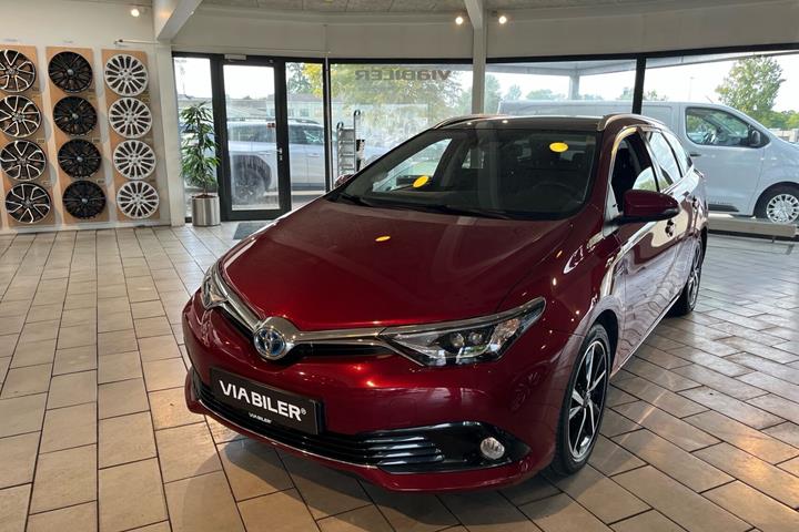 Rød Toyota Auris fra 2017