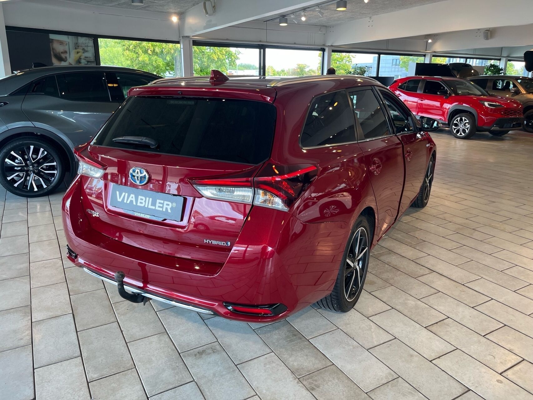 Rød Toyota Auris fra 2017