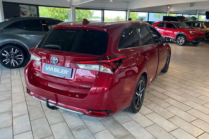 Rød Toyota Auris fra 2017