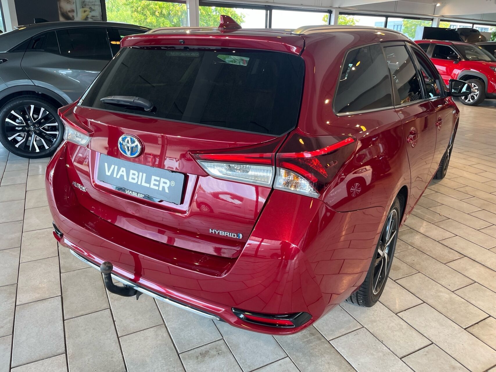 Rød Toyota Auris fra 2017