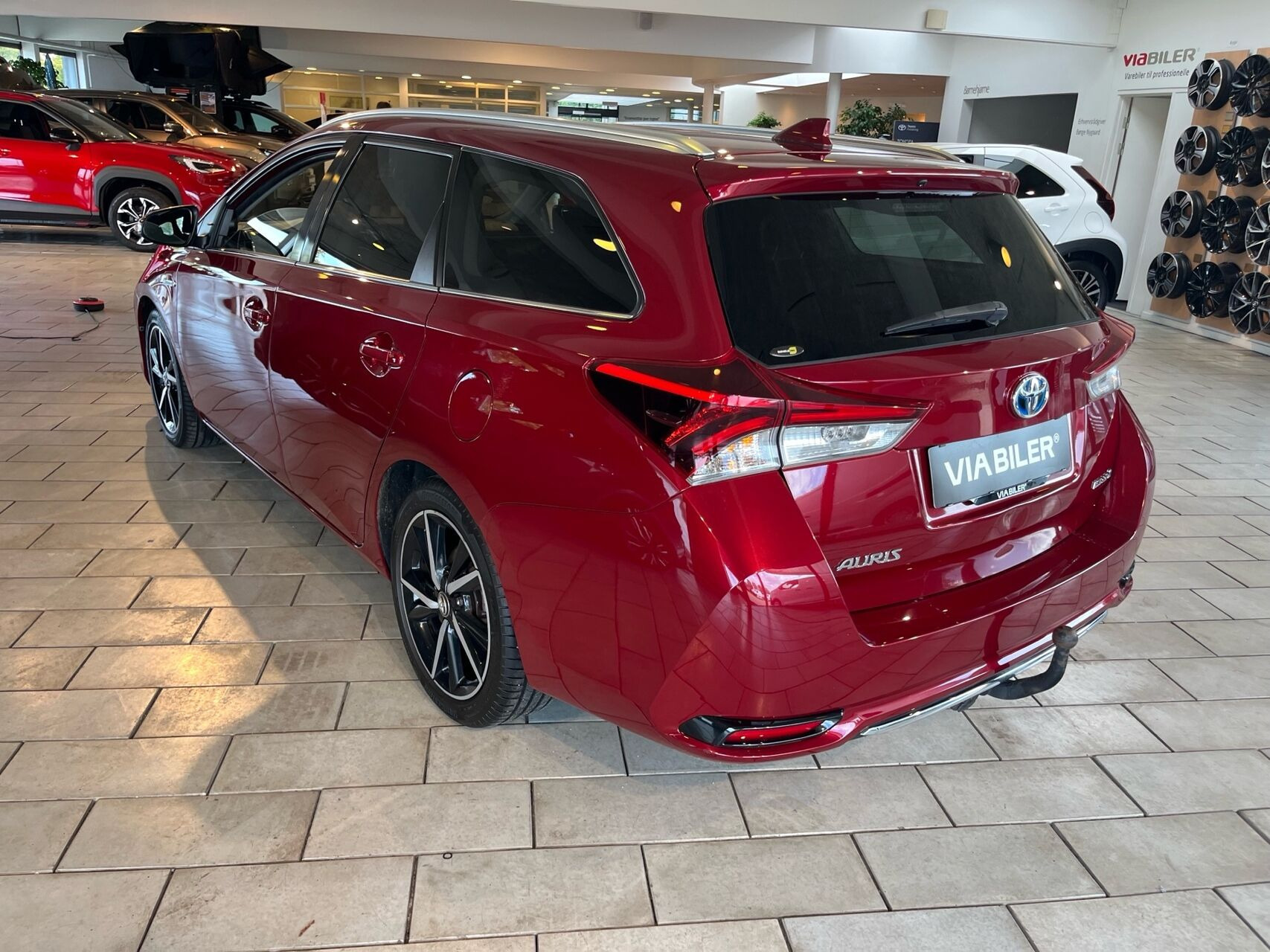 Rød Toyota Auris fra 2017