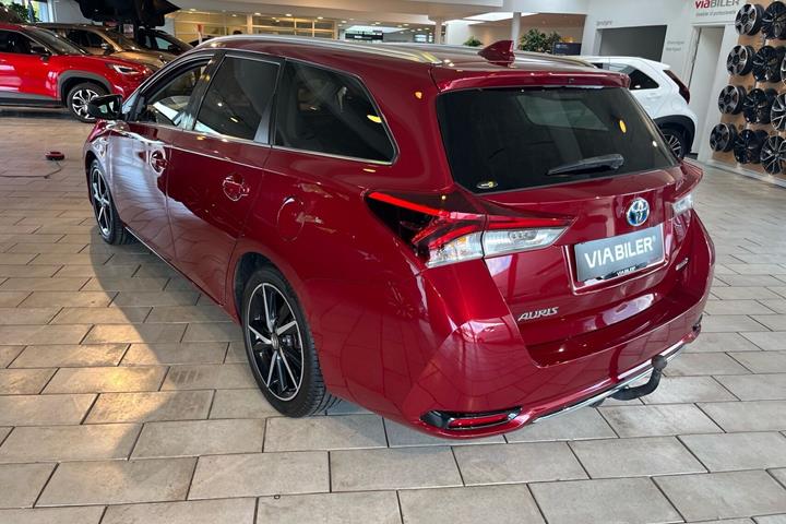 Rød Toyota Auris fra 2017