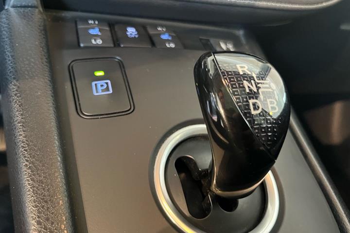 Rød Toyota Auris fra 2017