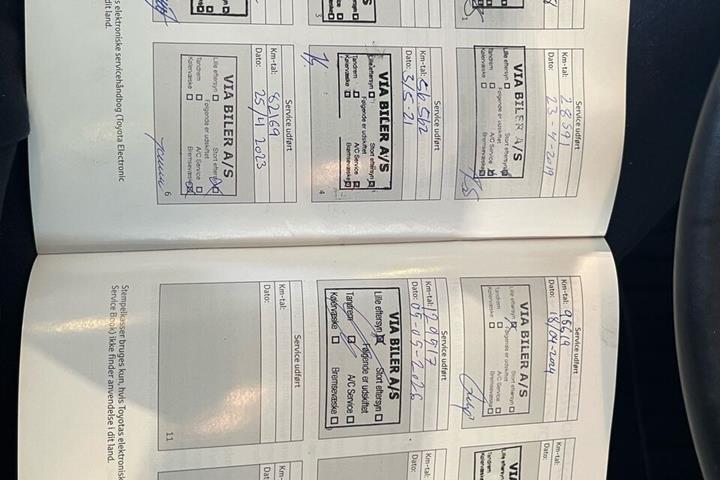 Rød Toyota Auris fra 2017