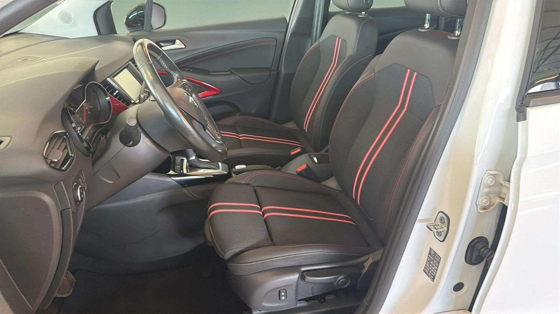 Sølv Opel Crossland fra 2024