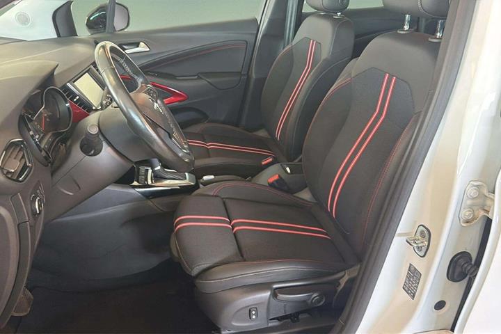 Sølv Opel Crossland fra 2024