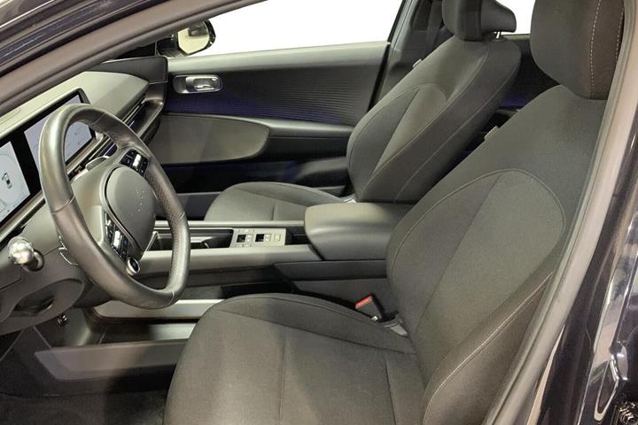 Blå Hyundai Ioniq 6 fra 2023