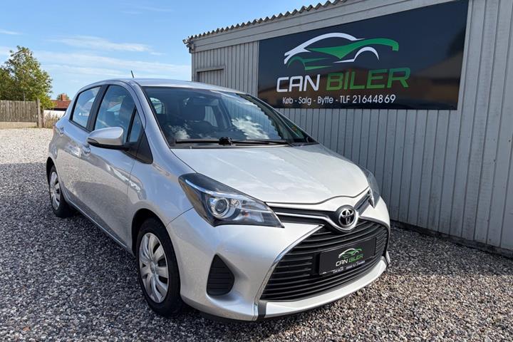 Sølv Toyota Yaris fra 2015
