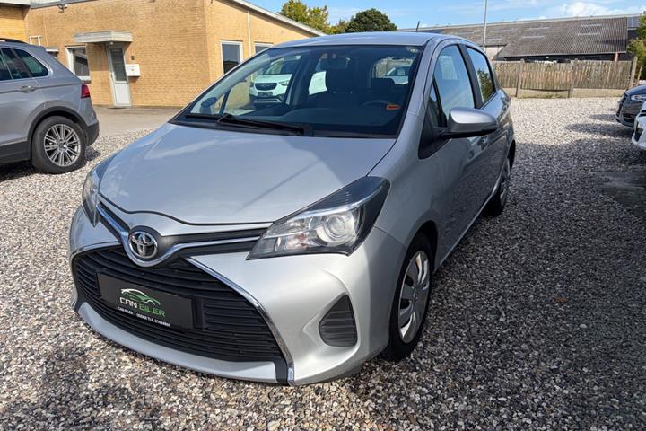 Sølv Toyota Yaris fra 2015