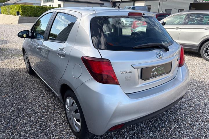 Sølv Toyota Yaris fra 2015