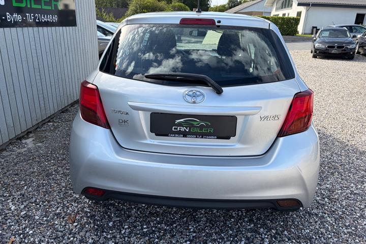 Sølv Toyota Yaris fra 2015
