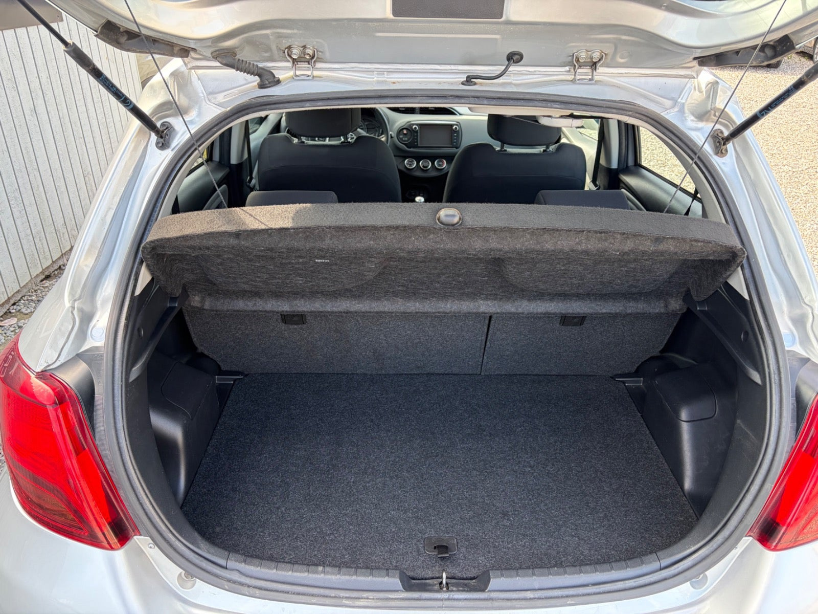 Sølv Toyota Yaris fra 2015