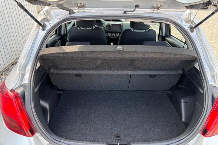 Sølv Toyota Yaris fra 2015