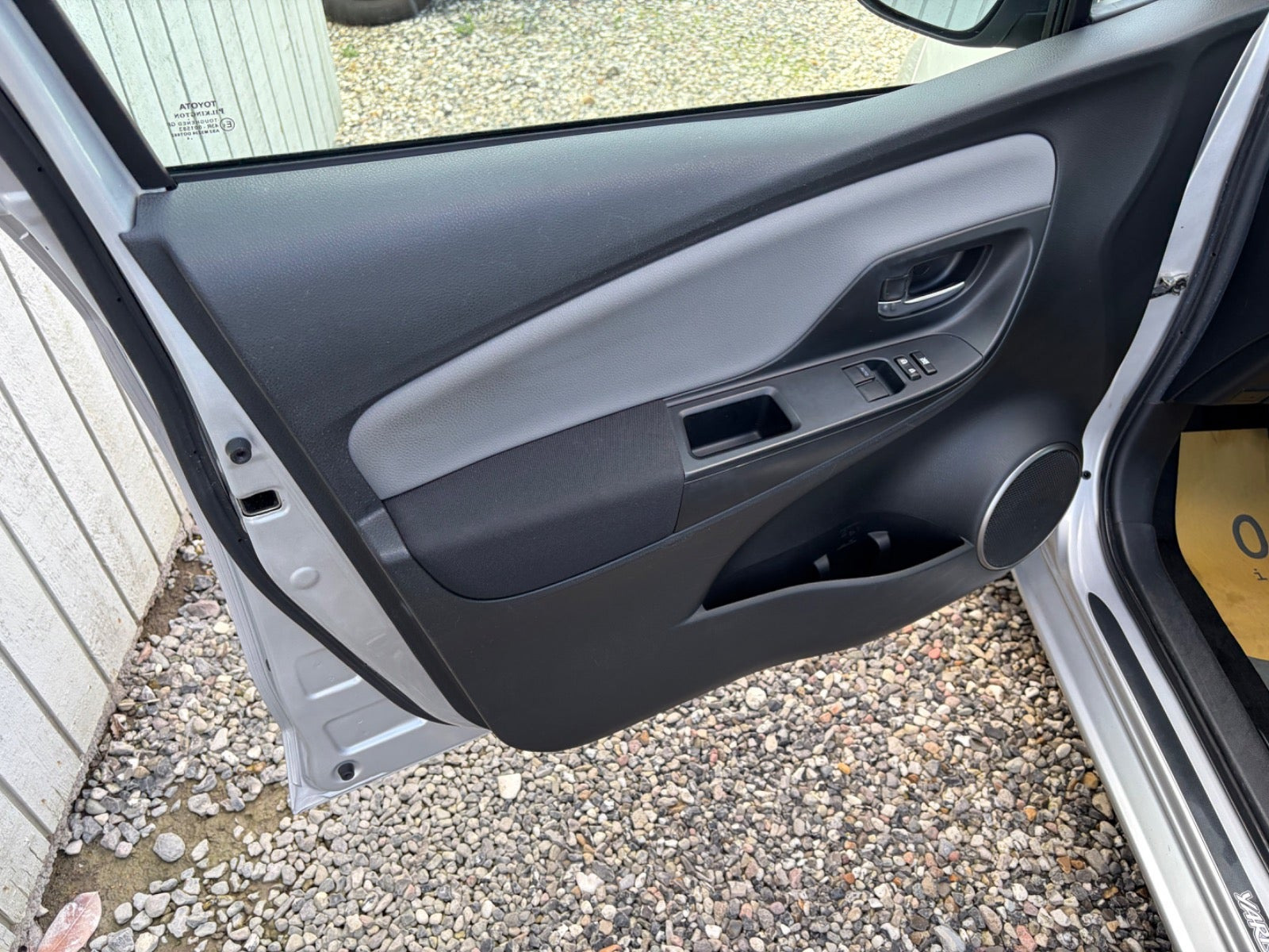 Sølv Toyota Yaris fra 2015