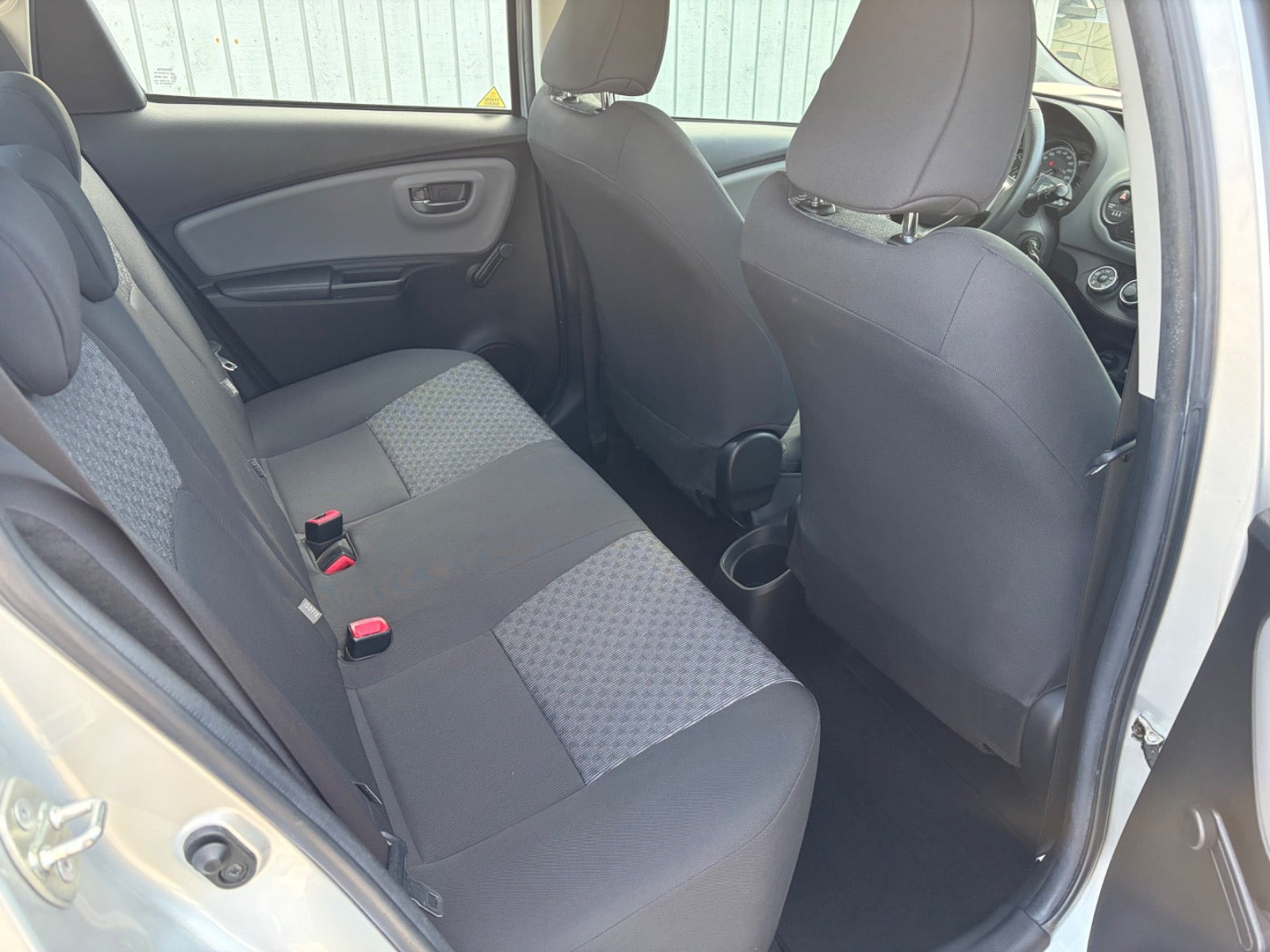 Sølv Toyota Yaris fra 2015