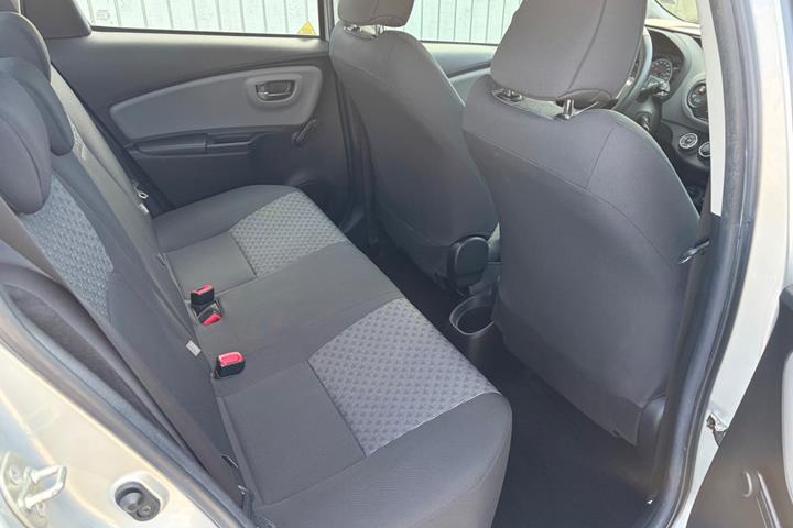 Sølv Toyota Yaris fra 2015