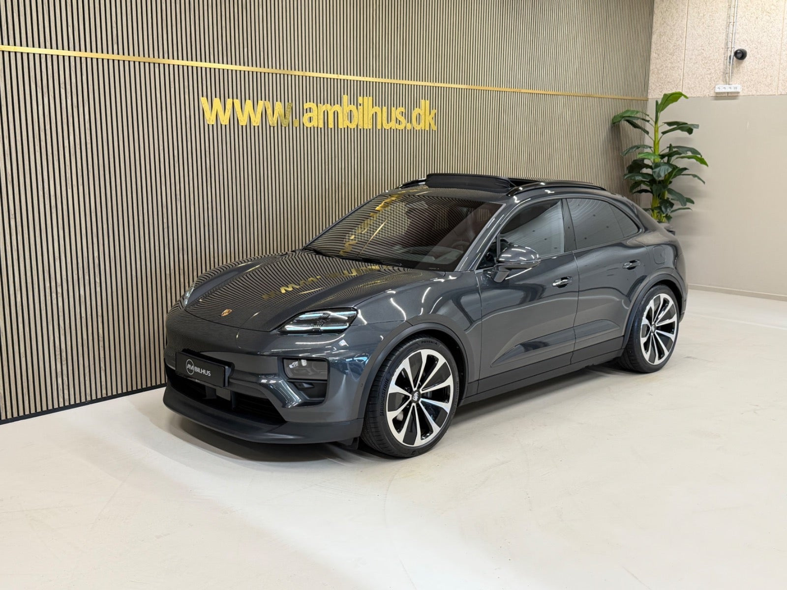 Grå Porsche Macan 4 fra 2024