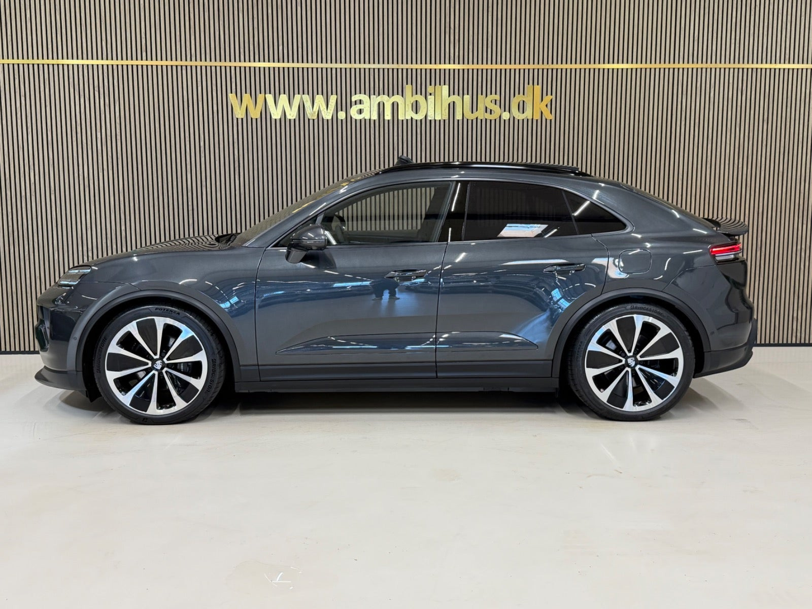 Grå Porsche Macan 4 fra 2024