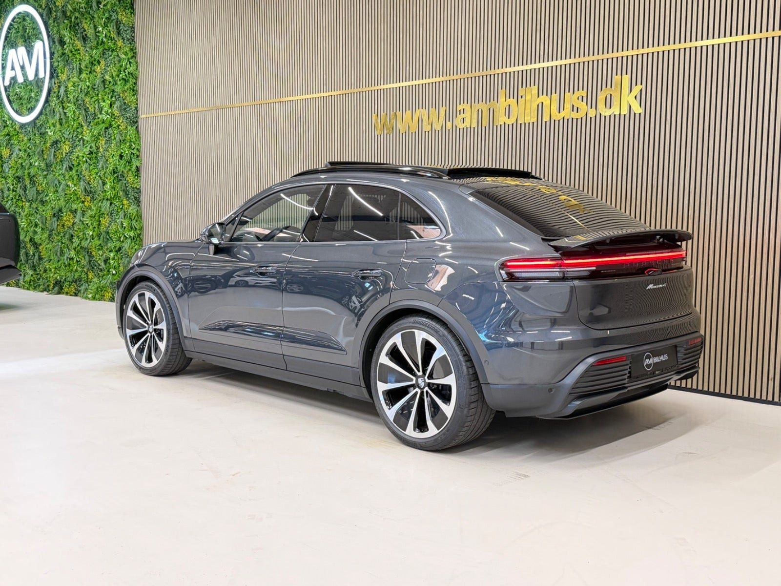 Grå Porsche Macan 4 fra 2024