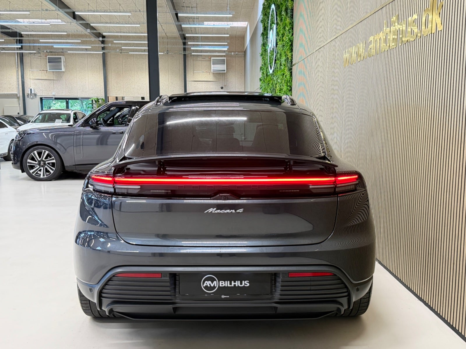 Grå Porsche Macan 4 fra 2024