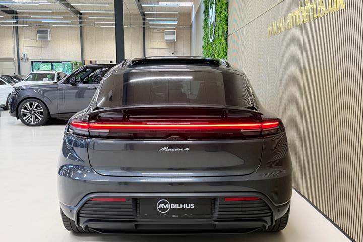 Grå Porsche Macan 4 fra 2024
