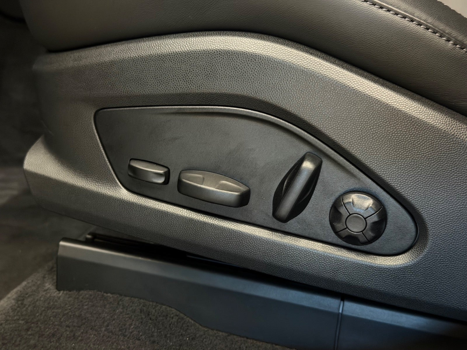 Grå Porsche Macan 4 fra 2024